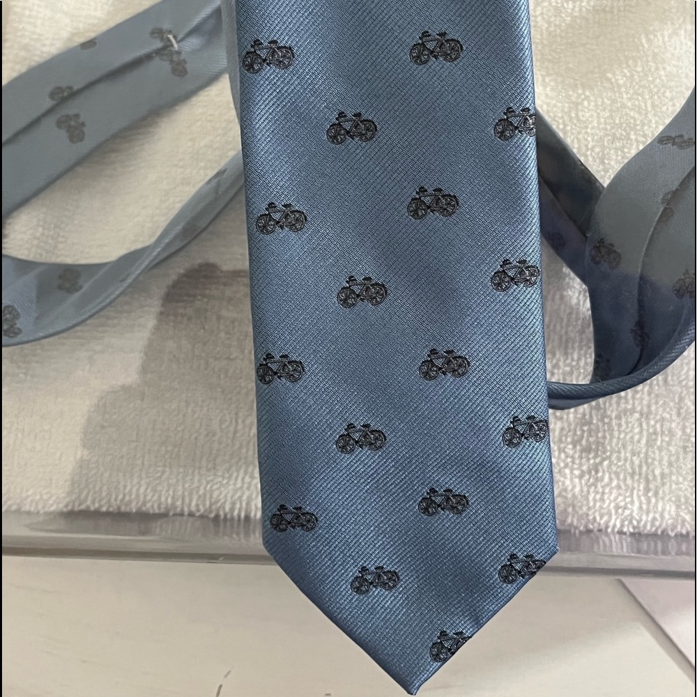 New condition mens Van Heusen patterned tie. Blue with black bicycles. Fun!